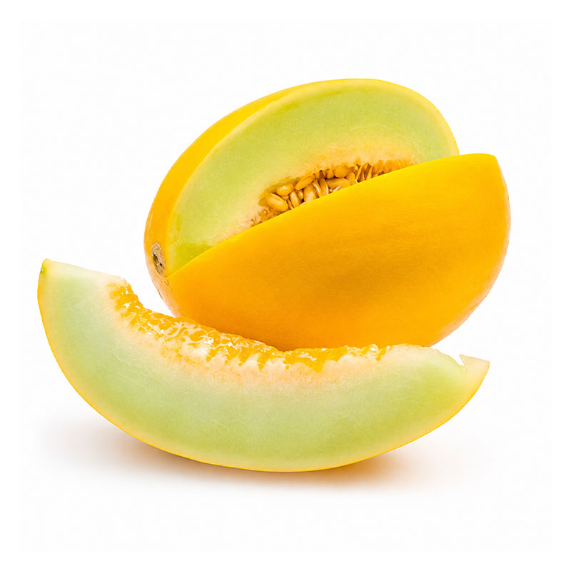 Melón amarillo cortado con pulpa verde clara sobre fondo blanco