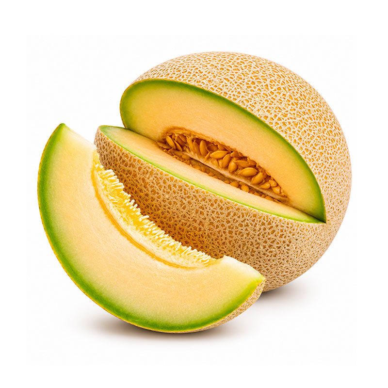 Melón Galia cortado con pulpa amarilla sobre fondo blanco