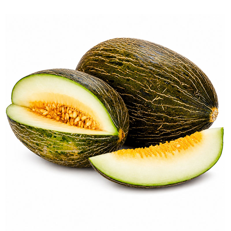 Melón piel de sapo entero y cortado con pulpa clara sobre fondo blanco